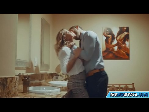 ❤️ Kiam belplena blondulo delogas vin en publika necesejo Seksofilmeto ĉe eo.3dhentaix.ru
